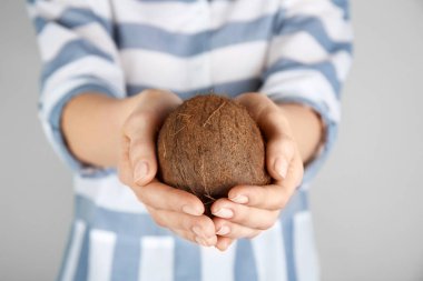 Hindistan cevizi ile genç kadın