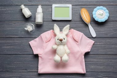 Ahşap arka plan üzerinde bebek aksesuarları ile kompozisyon