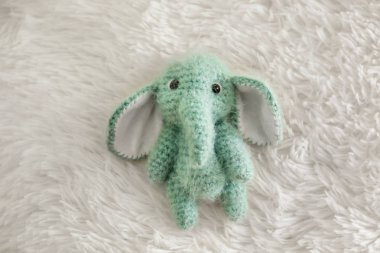 Şirin bebek oyuncak kabarık ekose üzerinde