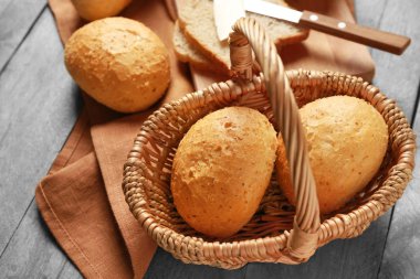 Hasır sepet ve ahşap masa lezzetli ekmek