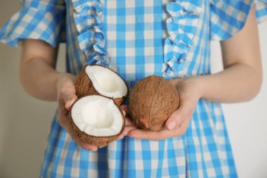 Hindistan cevizi ile genç kadın