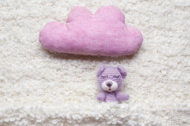 Şirin örgü ayı ve kabarık kumaş arka plan bulut şeklinde yastık