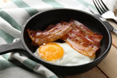 Yumurta ve pastırma ile kızartma tavası