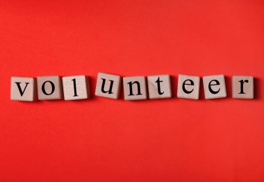 Kavram gönüllü. Renk arka plan üzerinde ahşap küpleri