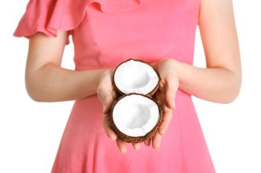 kırık Hindistan cevizi kadınla 