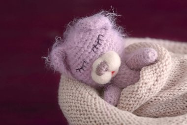 Sevimli el yapımı oyuncak ayı arka plan bulanık Örme Çanta sleeping