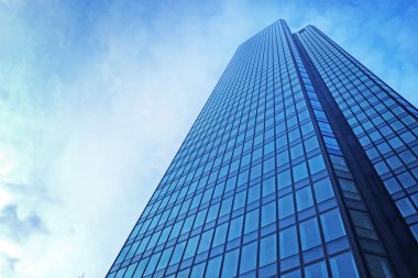 Bulutlu gökyüzü arka plan üzerinde iş bölgesinde modern gökdelen