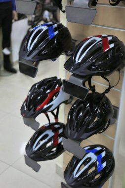 Bisiklet dükkanı kask ile stand