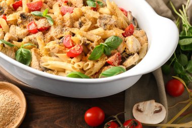 Lezzetli Türkiye lazanya ile pişirme çanağı