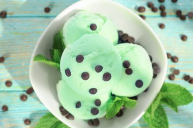 Naneli çikolata chip dondurma