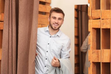 Oda uygun genç gülümseyen adam