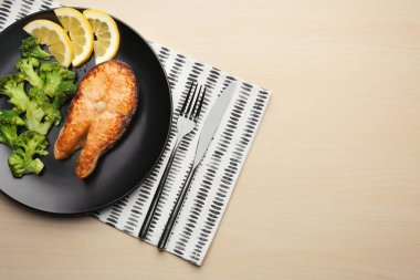 Lezzetli kızarmış som balığı biftek 