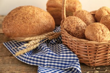 Hasır sepet ve ahşap masa lezzetli ekmek güzel kompozisyonu