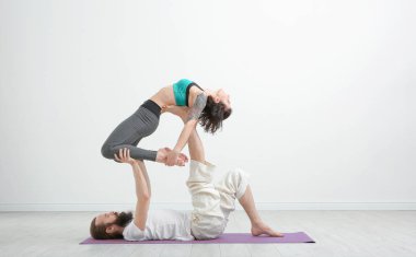 Yoga yapan çift