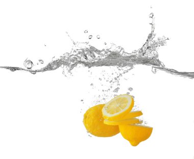 Taze dilimlenmiş limon suyu 