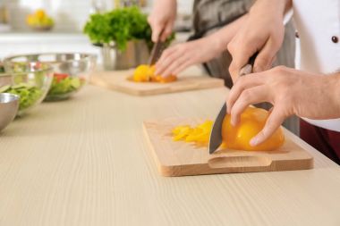 Mutfakta yemek dersleri veren aşçı