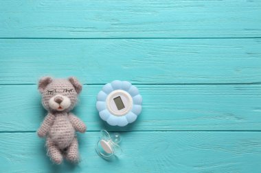 Bebek oyuncak ve Aksesuar ahşap arka plan üzerinde kompozisyonu