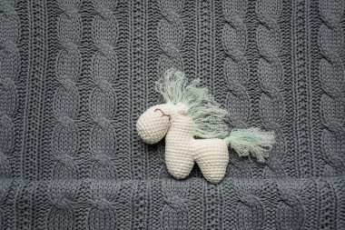 Sevimli el yapımı oyuncak at örme arka plan üzerinde