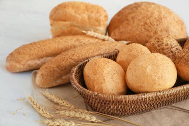 Hasır sepet ve ahşap masa lezzetli ekmek