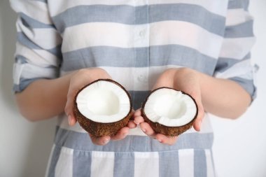 kırık Hindistan cevizi kadınla 