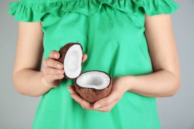 kırık Hindistan cevizi kadınla 