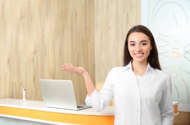 genç kadın resepsiyonist