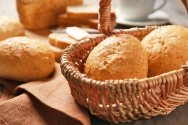 Ahşap masa üzerinde lezzetli ekmek ile hasır sepet