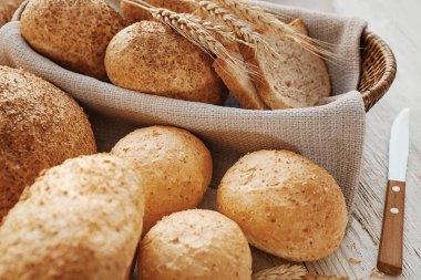 Hasır sepet ve ahşap masa lezzetli ekmek güzel kompozisyonu