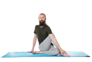 Yoga yapan genç adam.