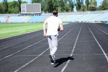 Stadı'nda koşan adam