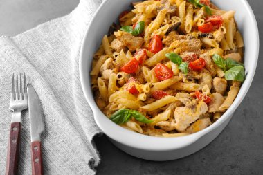 Lezzetli Türkiye lazanya ile pişirme çanağı