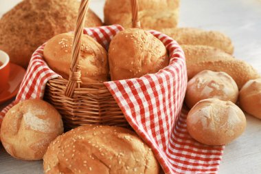 Hasır sepet ve ahşap masa lezzetli ekmek