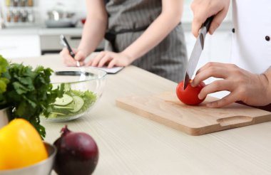 Mutfakta yemek dersleri veren aşçı