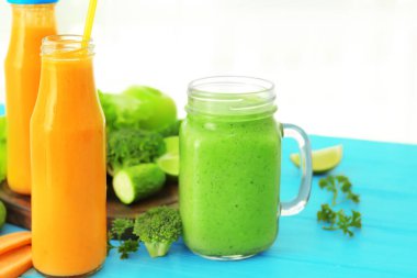 Taze smoothies ve sebze masada