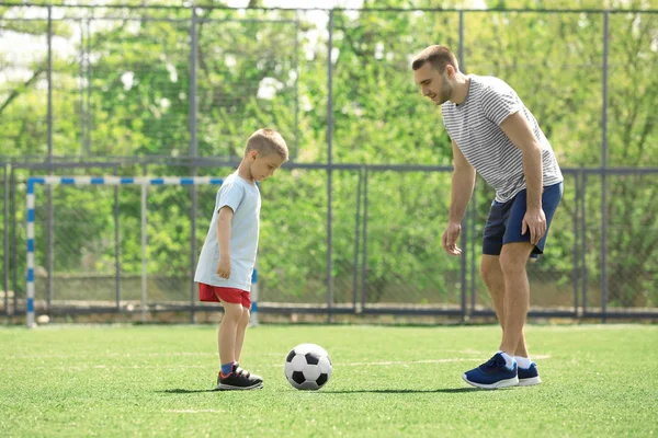 Vader en zoon spelen — Stockfoto