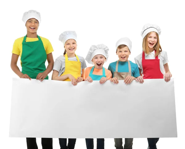 Grupo de niños con póster en blanco sobre fondo blanco. Concepto de clases de cocina — Foto de Stock