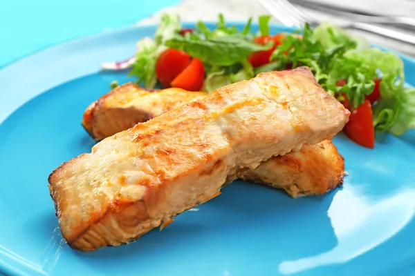 板的沙拉和美味鲑鱼切片，特写 — 图库照片