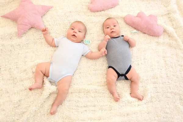 Bebés bonitos deitados na cama em casa — Fotografia de Stock