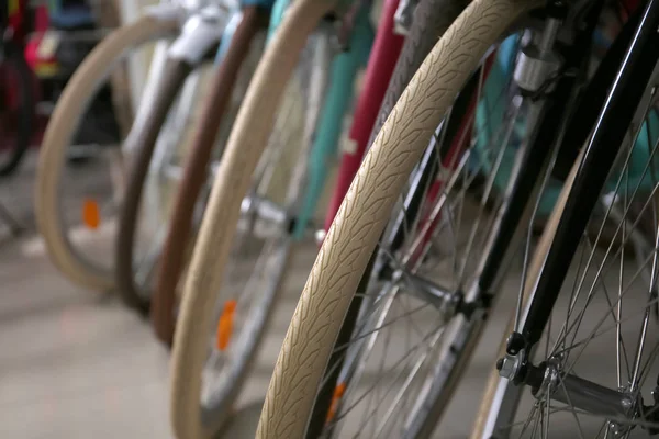 Reihe neuer moderner Fahrräder im Geschäft, Nahaufnahme — Stockfoto