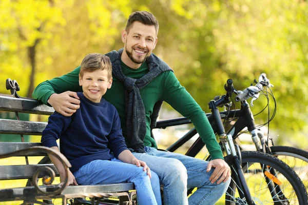 Baba ve oğul bisiklet ile oturan — Stok fotoğraf