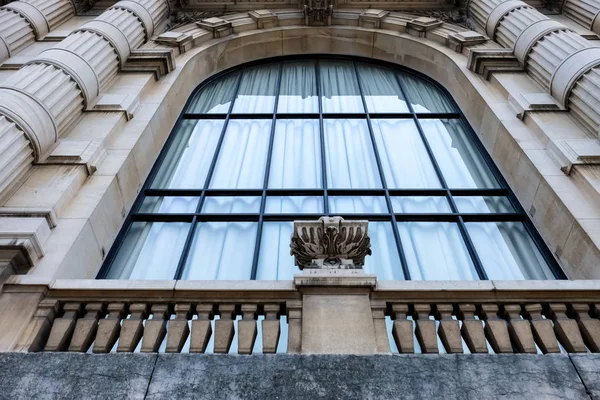 Exterior do edifício com bela janela — Fotografia de Stock
