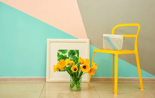 Chaise jaune confortable et éléments décoratifs près du mur dans la chambre moderne — Photo