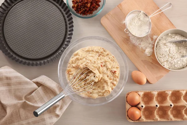 çiğ hamur ve malzemeler