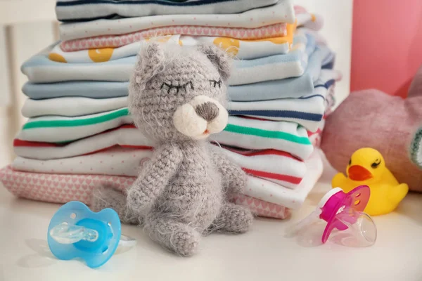 Örgü oyuncak ayı ve bebek elbise masaya