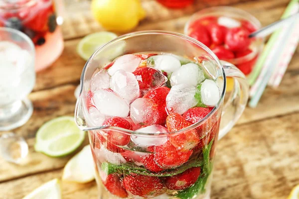 Délicieuse limonade aux fraises — Photo