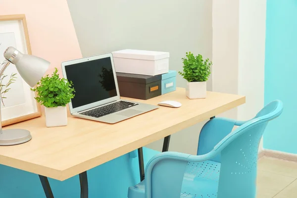Arbetsplats med dator i rummet — Stockfoto