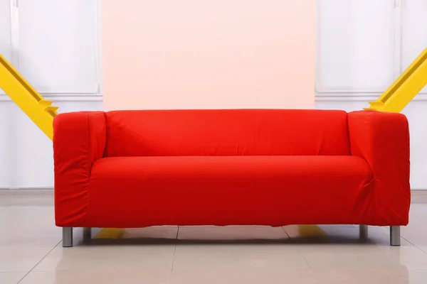 Schönes Sofa im modernen Zimmer — Stockfoto