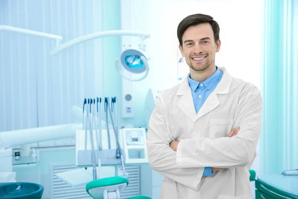 Joven dentista masculino en oficina ligera — Foto de Stock