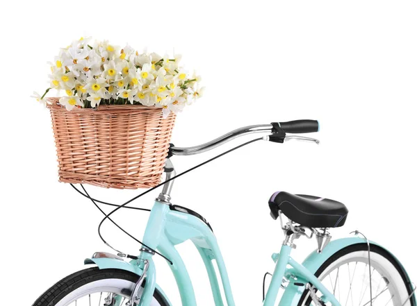 Fahrrad mit Korb voller schöner Blumen — Stockfoto