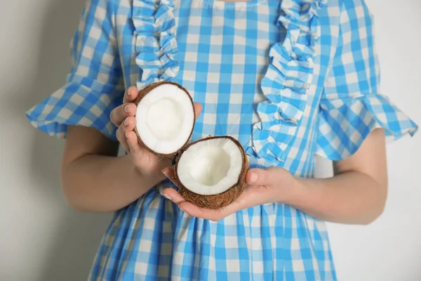 kırık Hindistan cevizi kadınla 